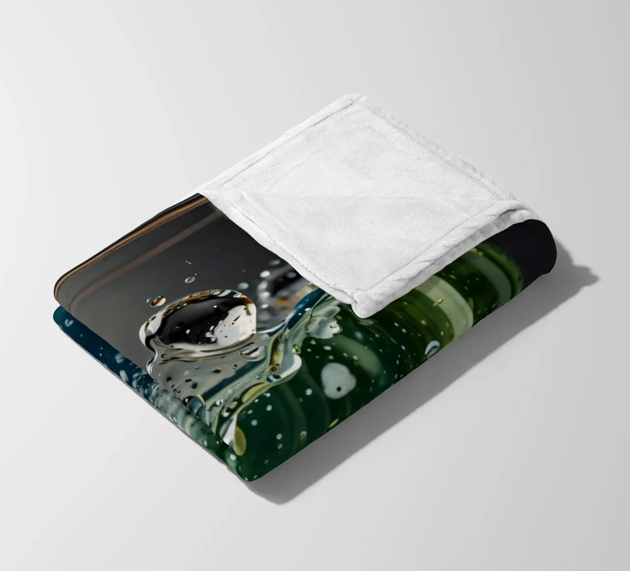 Refreshing drink with vibrant colors and bubbles coperta in pile da DesignDoodle