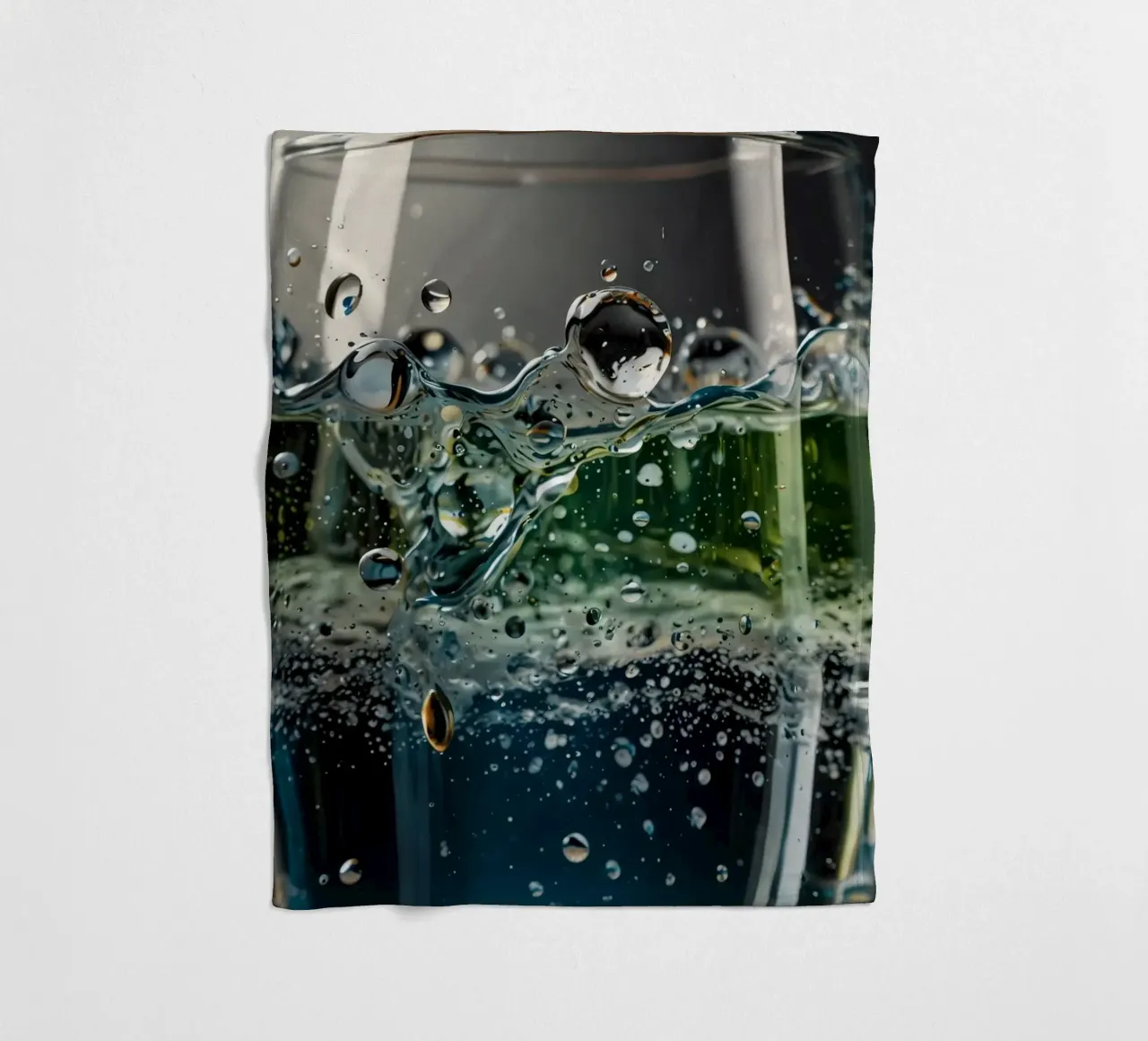 Refreshing drink with vibrant colors and bubbles coperta in pile da DesignDoodle
