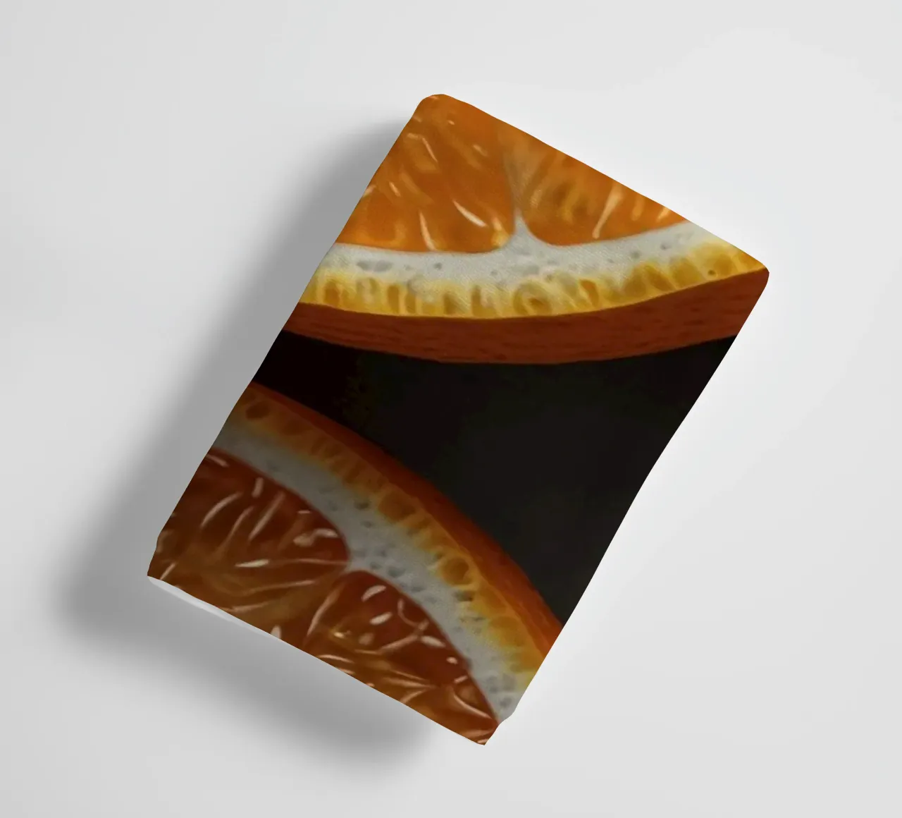 Kräftige Orangenscheiben auf einer strukturierten Oberfläche angeordnet Handtuch von DesignDoodle