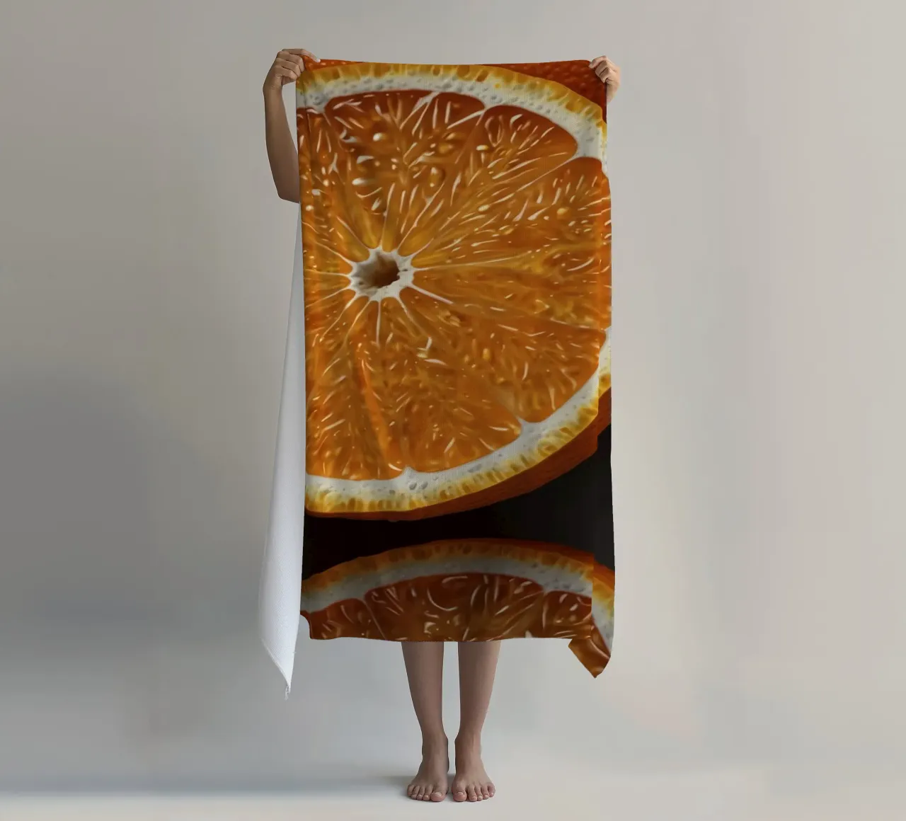 Levendige sinaasappelschijfjes netjes gerangschikt op een gestructureerd oppervlak strandhanddoek van DesignDoodle