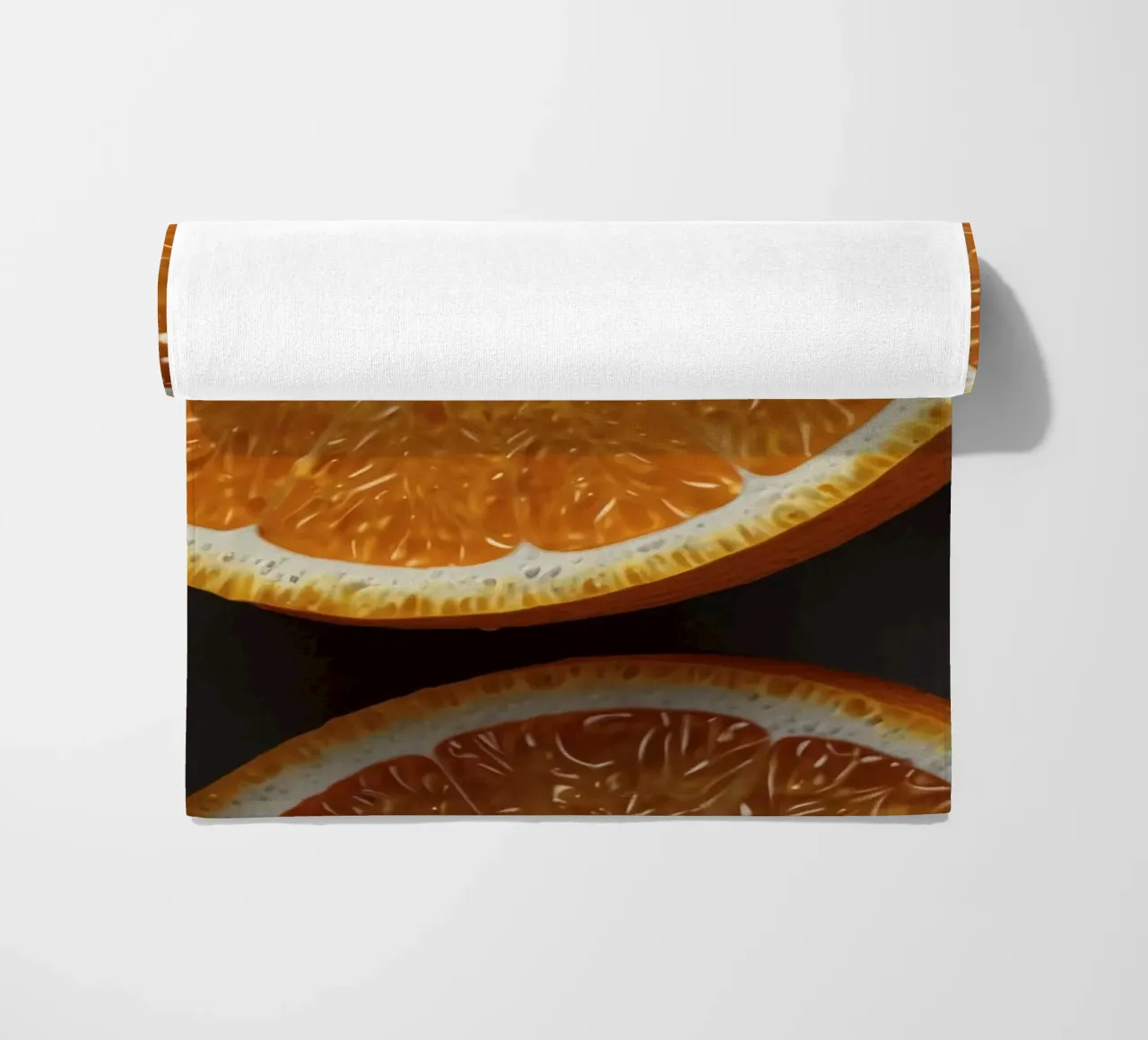 Levendige sinaasappelschijfjes netjes gerangschikt op een gestructureerd oppervlak strandhanddoek van DesignDoodle