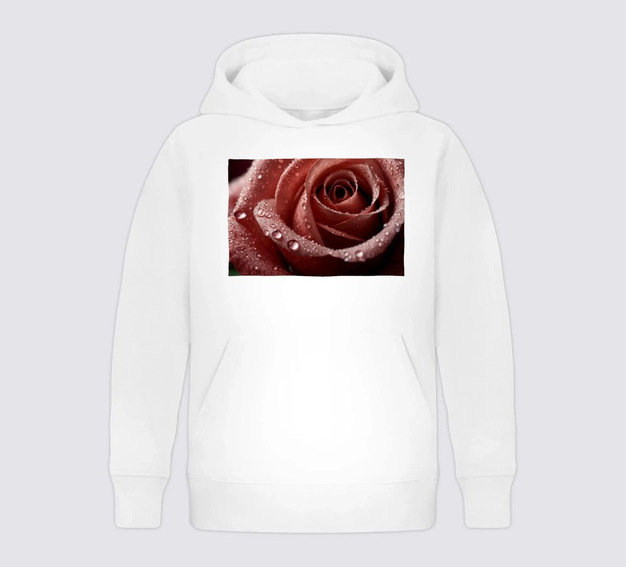 Vue rapprochée d'une rose baignée de rosée aux pétales éclatants. sweat à capuche enfant de DesignDoodle