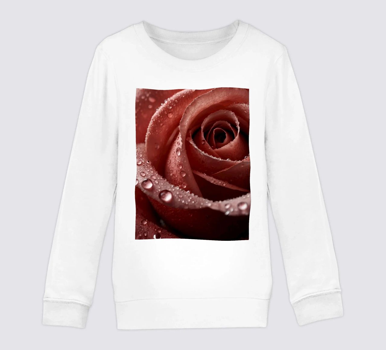 Vue rapprochée d'une rose baignée de rosée aux pétales éclatants. sweat enfant de DesignDoodle