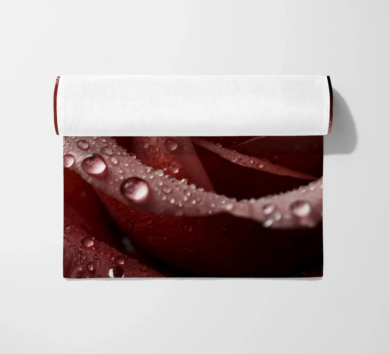 Vue rapprochée d'une rose baignée de rosée aux pétales éclatants. serviette de plage de DesignDoodle