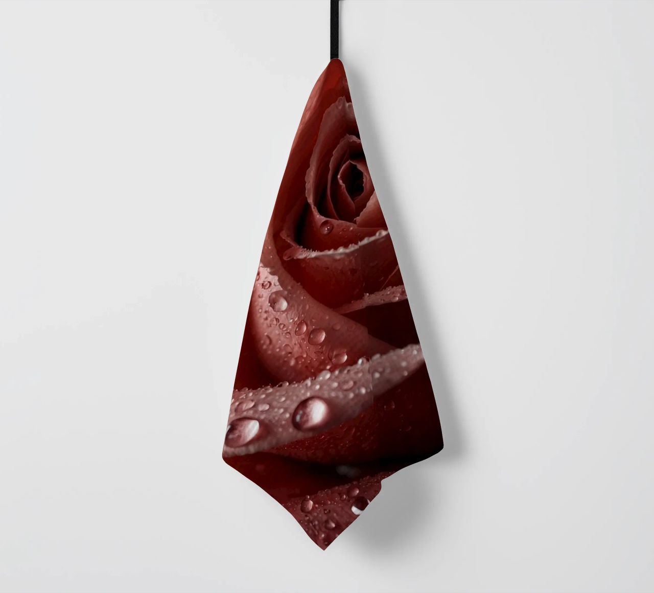 Vue rapprochée d'une rose baignée de rosée aux pétales éclatants. torchon de DesignDoodle