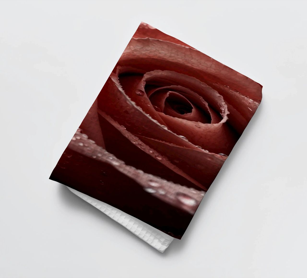Vue rapprochée d'une rose baignée de rosée aux pétales éclatants. torchon de DesignDoodle