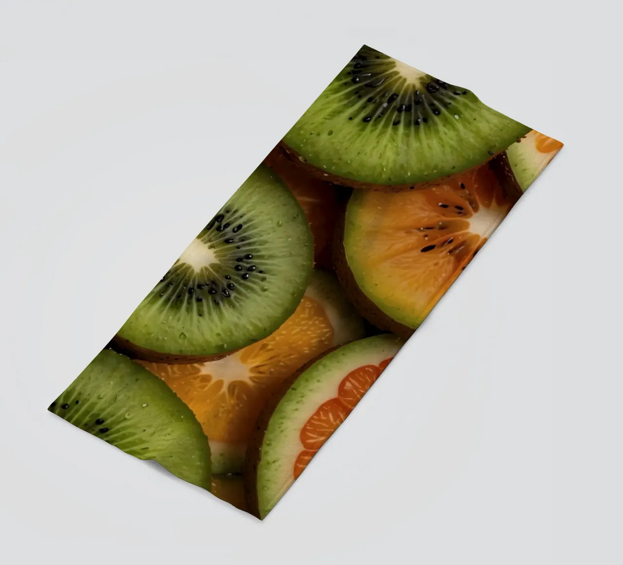 Assortimento variopinto di agrumi freschi e fette di kiwi disposte telo mare da DesignDoodle
