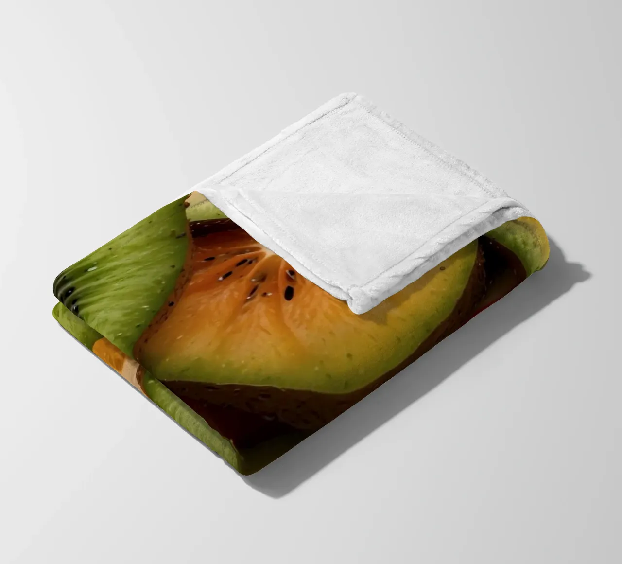 Assortimento variopinto di agrumi freschi e fette di kiwi disposte coperta in pile da DesignDoodle