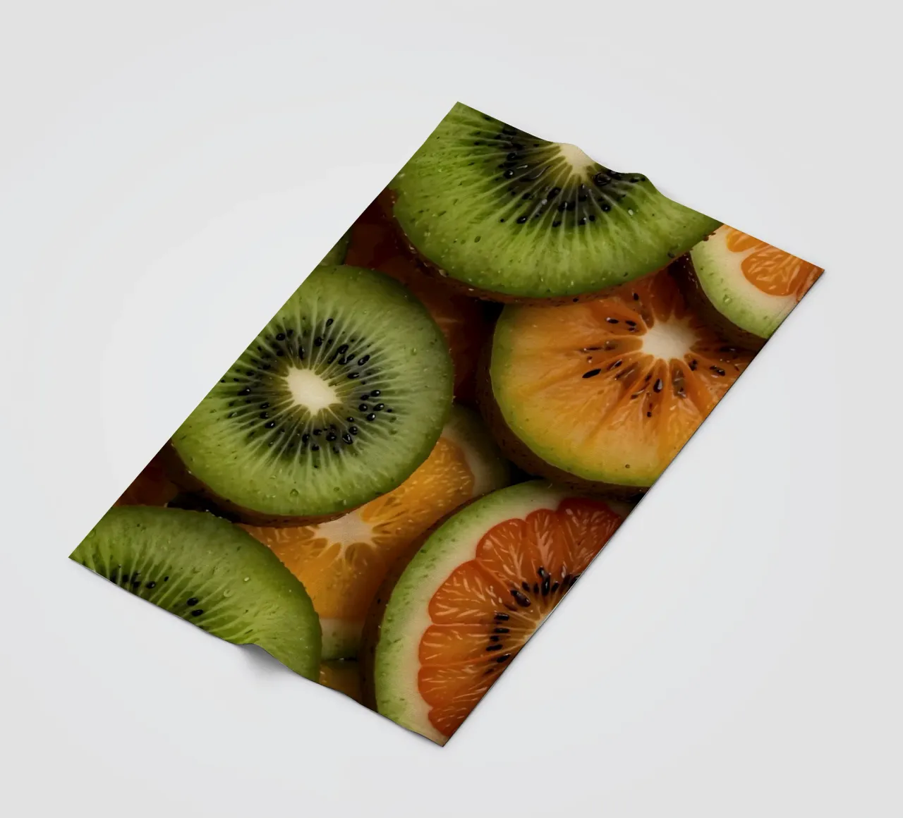 Assortimento variopinto di agrumi freschi e fette di kiwi disposte coperta in pile da DesignDoodle
