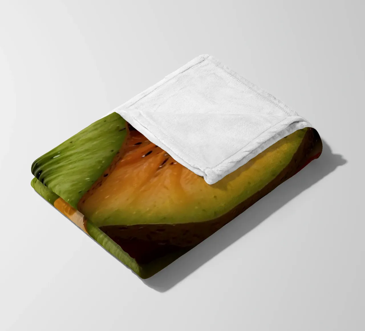 Assortimento variopinto di agrumi freschi e fette di kiwi disposte coperta in pile da DesignDoodle