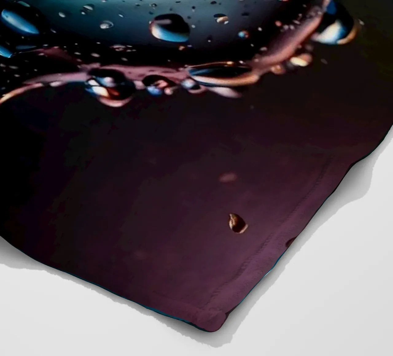 Gocce d'acqua colorate sospese nell'aria coperta in pile da DesignDoodle