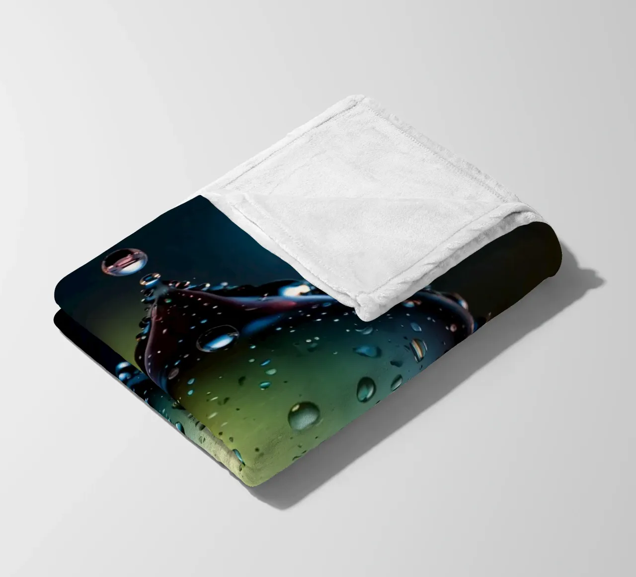 Gocce d'acqua colorate sospese nell'aria coperta in pile da DesignDoodle