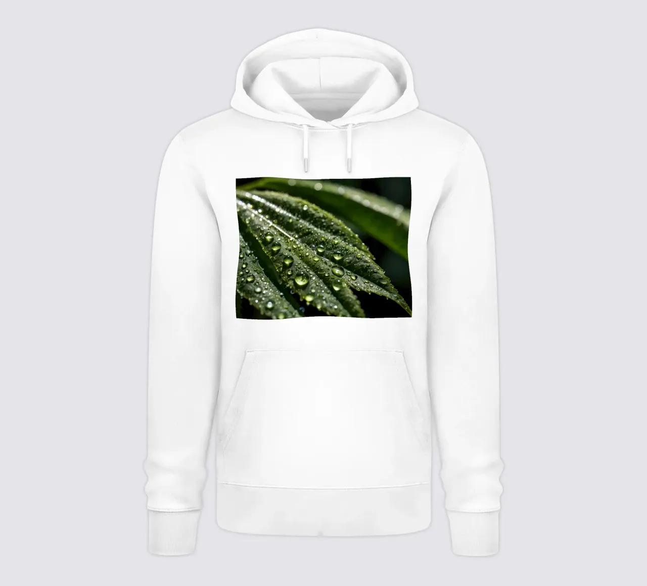 Primer plano de hojas de un verde intenso cubiertas de gotas de rocío sudadera con capucha de DesignDoodle