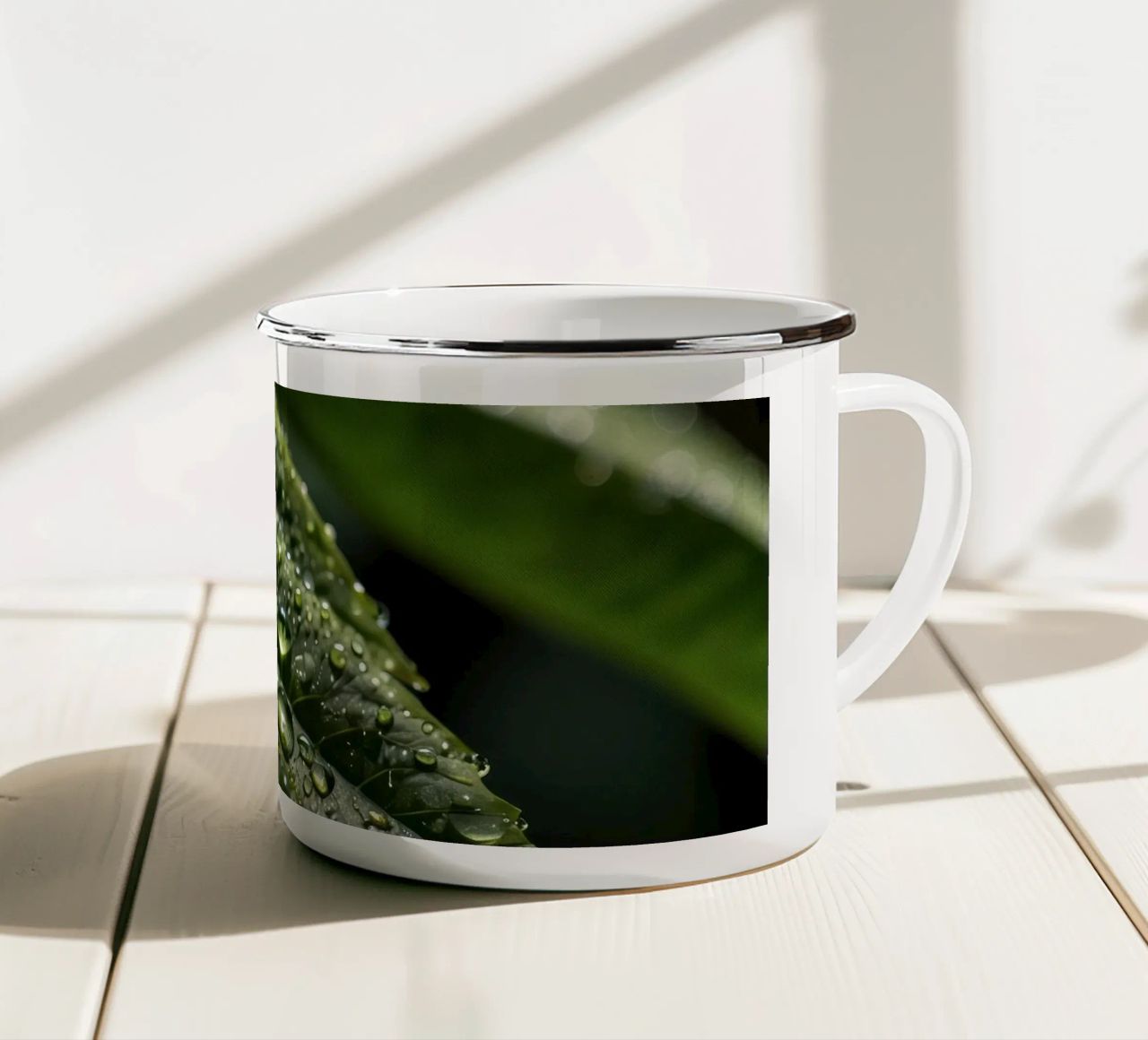 Vista ravvicinata di foglie verdi e vivaci ricoperte di rugiada. tazza in smalto da DesignDoodle