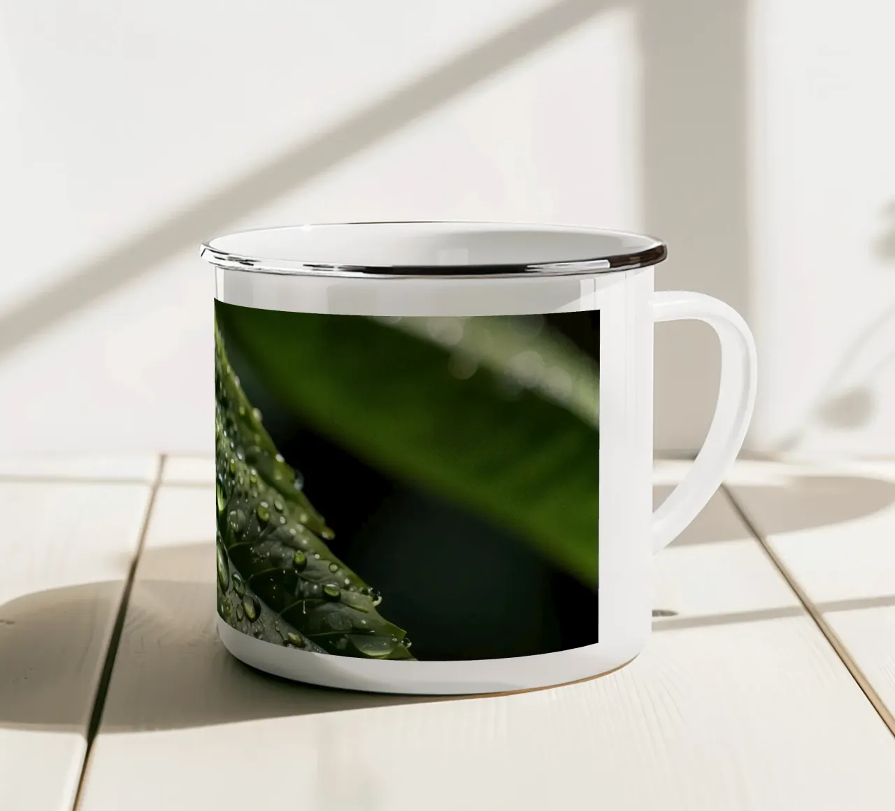 Vista ravvicinata di foglie verdi e vivaci ricoperte di rugiada. tazza in smalto da DesignDoodle