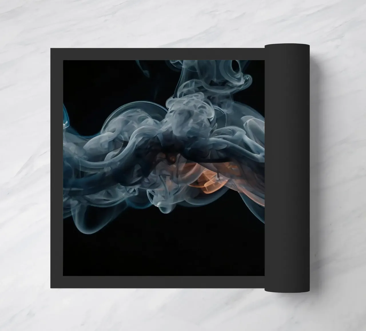 Vortice dinamico di fumo colorato su uno sfondo scuro zerbino da DesignDoodle