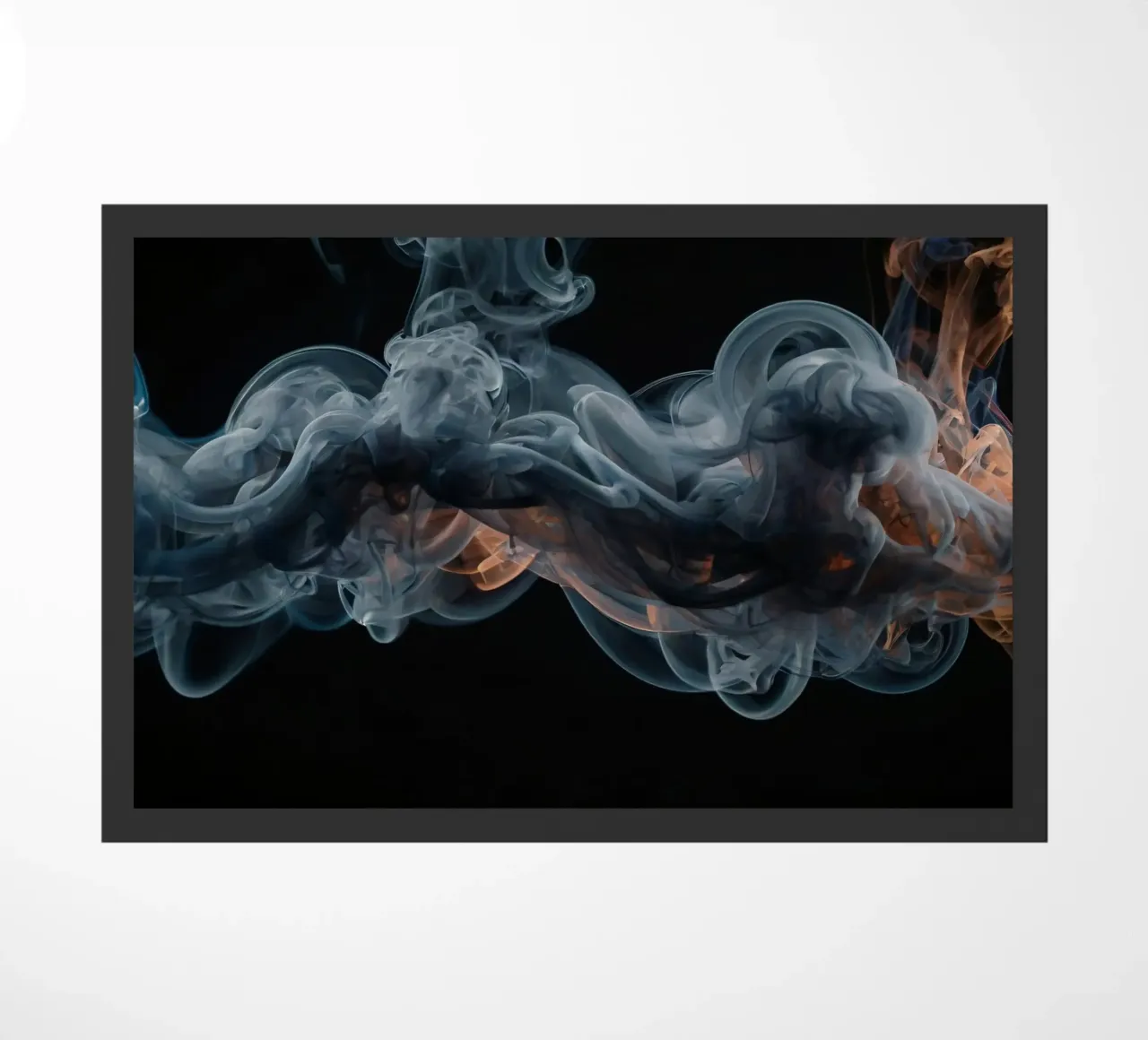 Vortice dinamico di fumo colorato su uno sfondo scuro zerbino da DesignDoodle