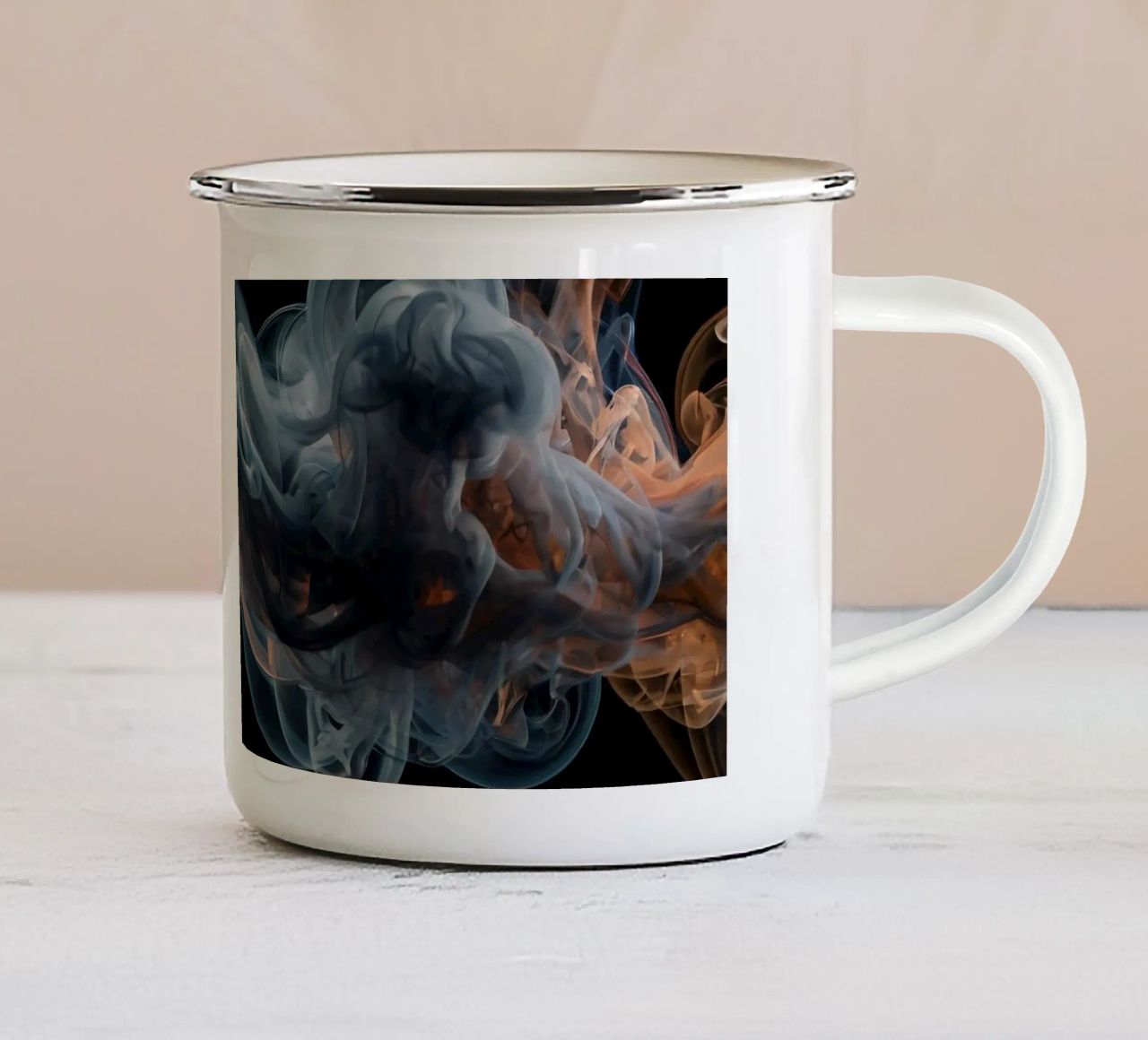 Vortice dinamico di fumo colorato su uno sfondo scuro tazza in smalto da DesignDoodle