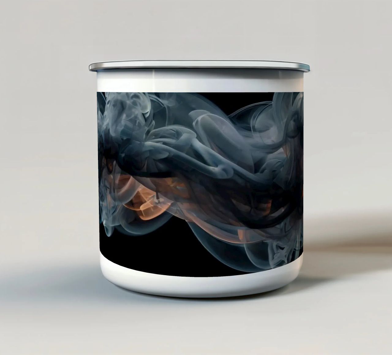 Vortice dinamico di fumo colorato su uno sfondo scuro tazza in smalto da DesignDoodle