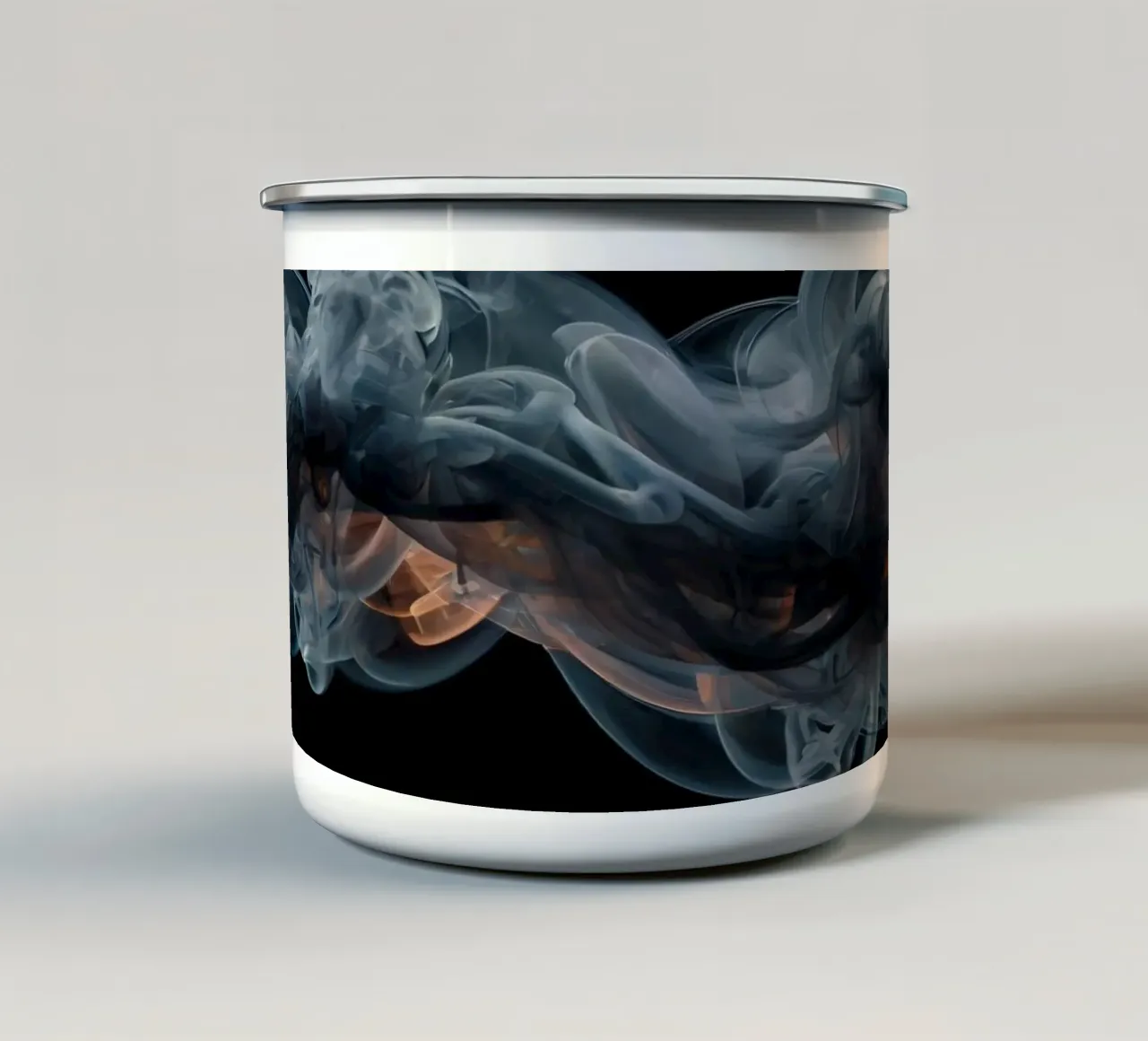 Vortice dinamico di fumo colorato su uno sfondo scuro tazza in smalto da DesignDoodle