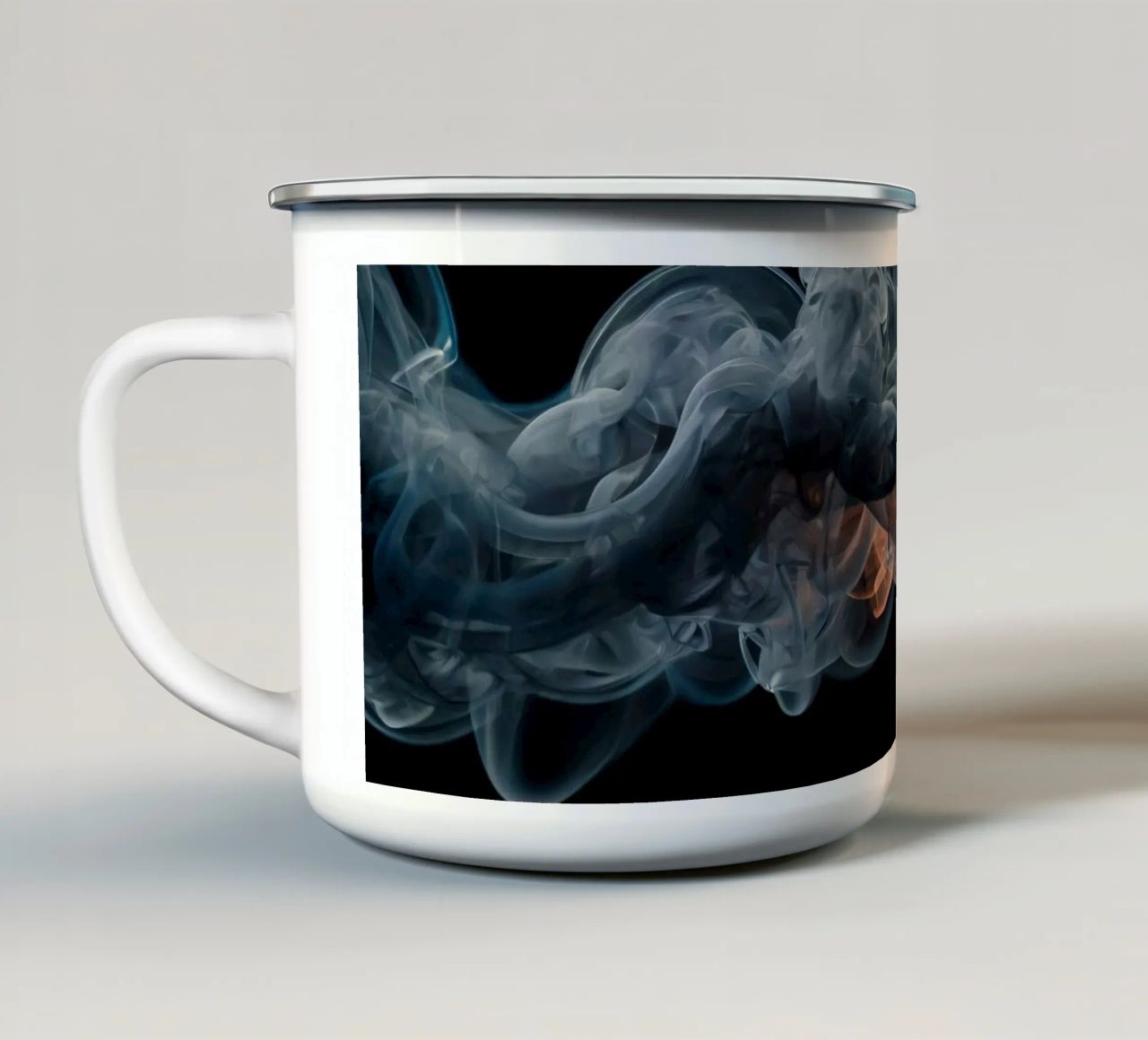 Vortice dinamico di fumo colorato su uno sfondo scuro tazza in smalto da DesignDoodle