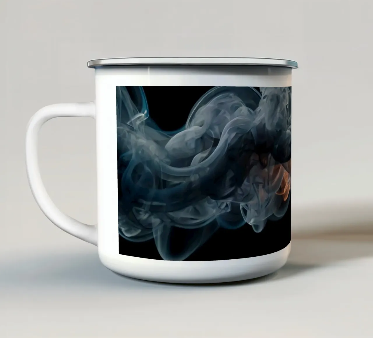 Vortice dinamico di fumo colorato su uno sfondo scuro tazza in smalto da DesignDoodle