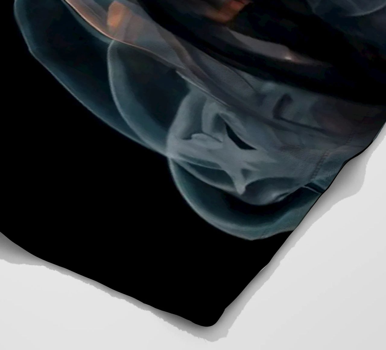 Vortice dinamico di fumo colorato su uno sfondo scuro coperta in pile da DesignDoodle