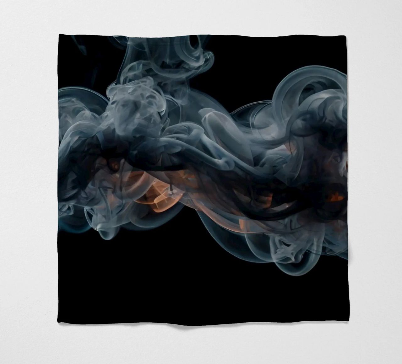 Vortice dinamico di fumo colorato su uno sfondo scuro coperta in pile da DesignDoodle