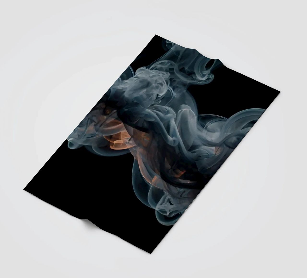 Vortice dinamico di fumo colorato su uno sfondo scuro coperta in pile da DesignDoodle