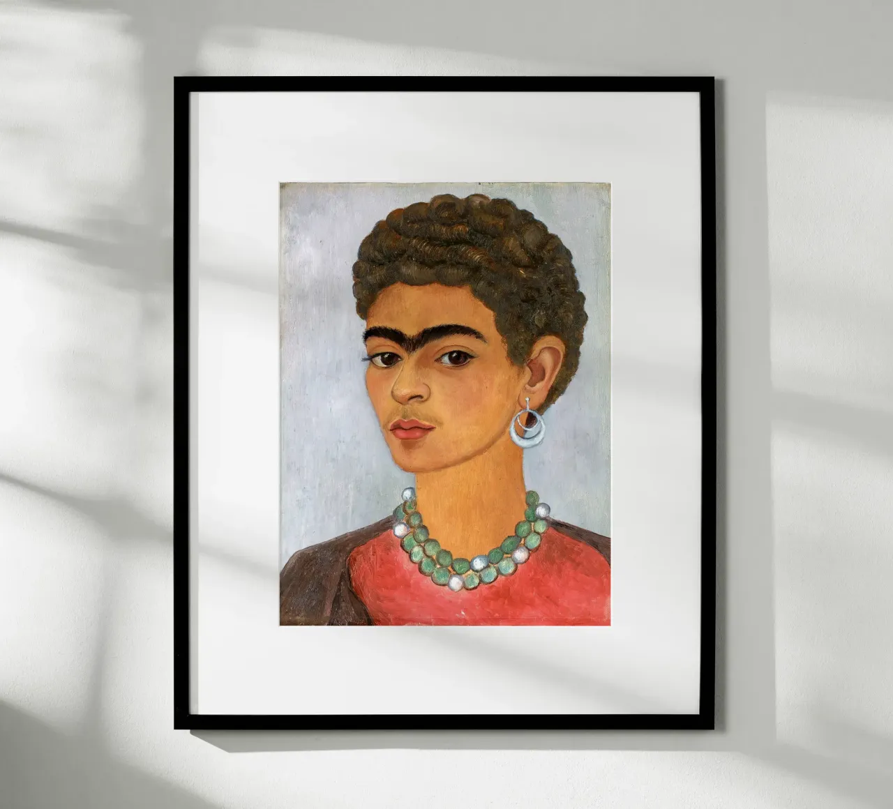 Frida Kahlo - Selbstporträt mit lockigem Haar Poster mit Holzrahmen von ARTOTHEK