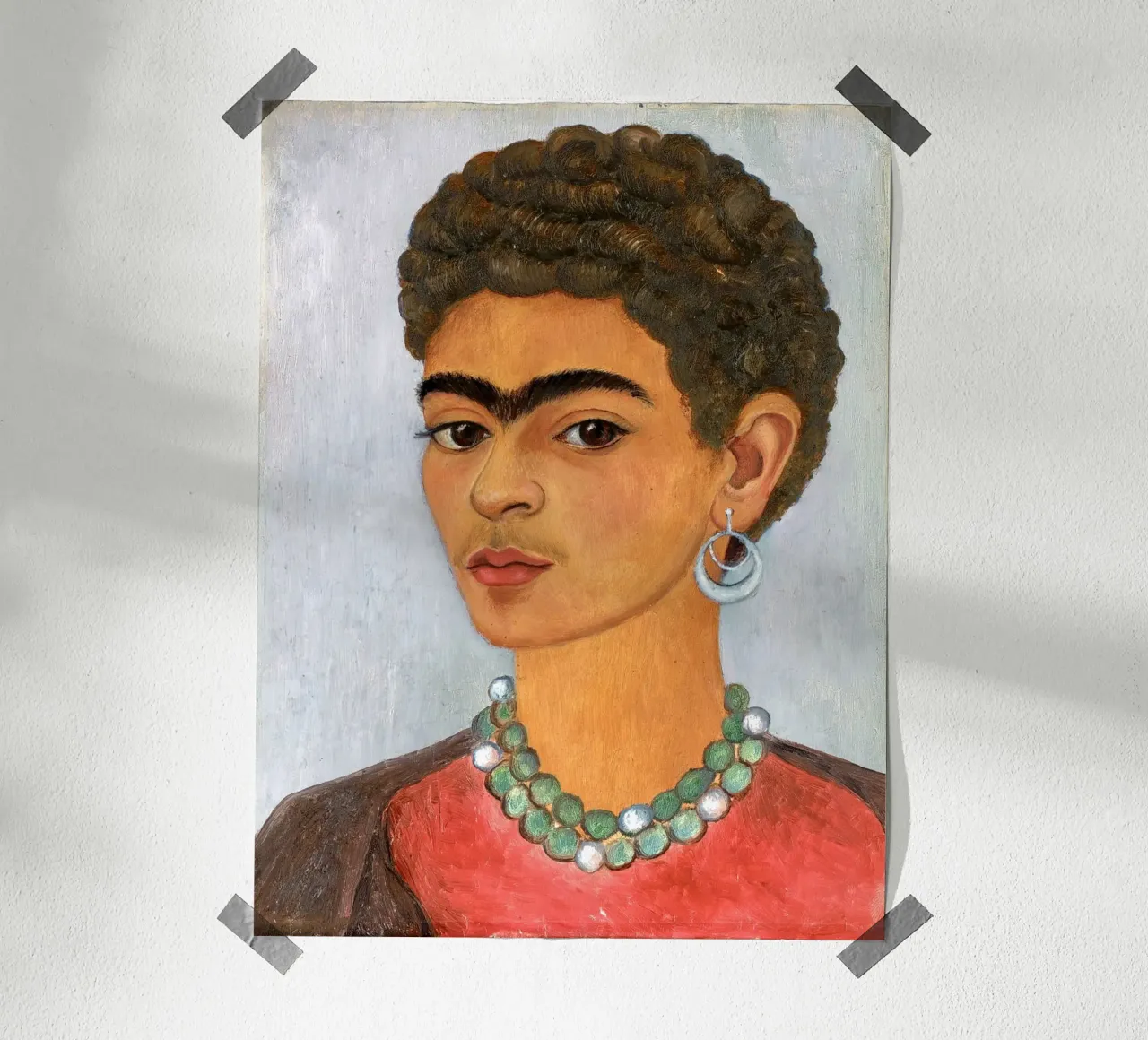 Frida Kahlo - Selbstporträt mit lockigem Haar Poster mit Holzrahmen von ARTOTHEK