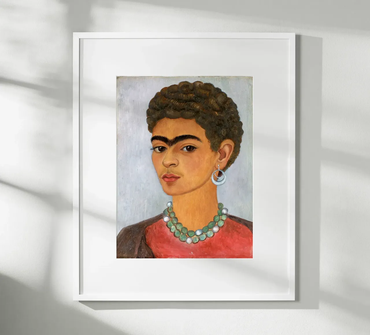 Frida Kahlo - Selbstporträt mit lockigem Haar Poster mit Holzrahmen von ARTOTHEK
