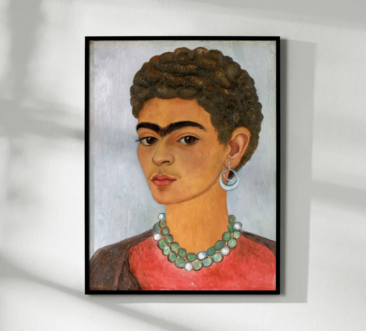 Frida Kahlo - Selbstporträt mit lockigem Haar Poster mit Holzrahmen von ARTOTHEK