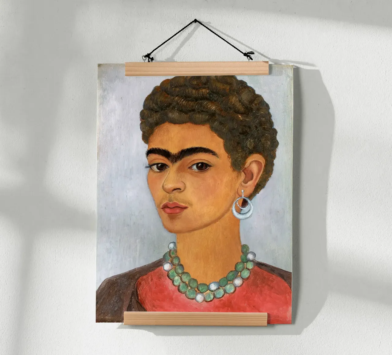 Frida Kahlo - Selbstporträt mit lockigem Haar Poster mit Holzrahmen von ARTOTHEK