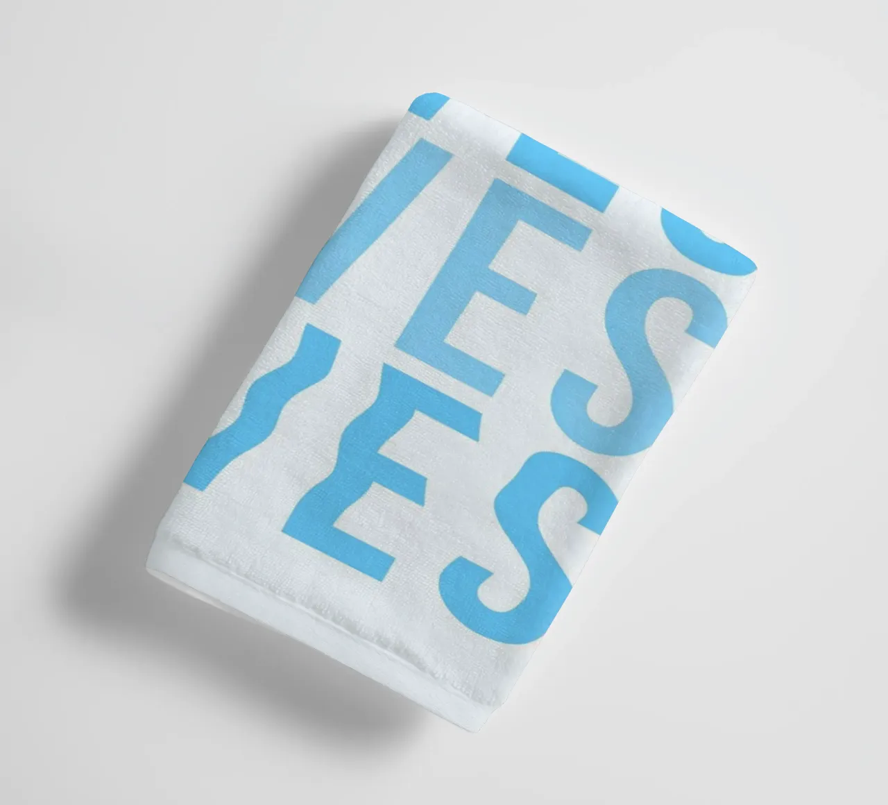 Waves Typography badhanddoek van Attaboy Dsgn