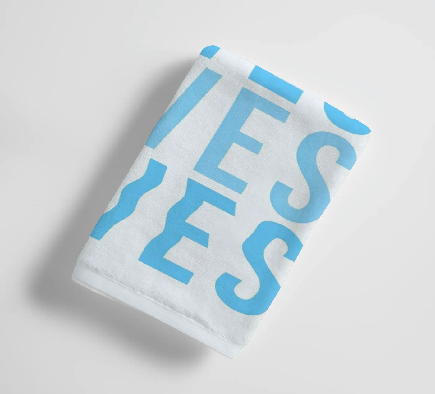 Waves Typography badhanddoek van Attaboy Dsgn