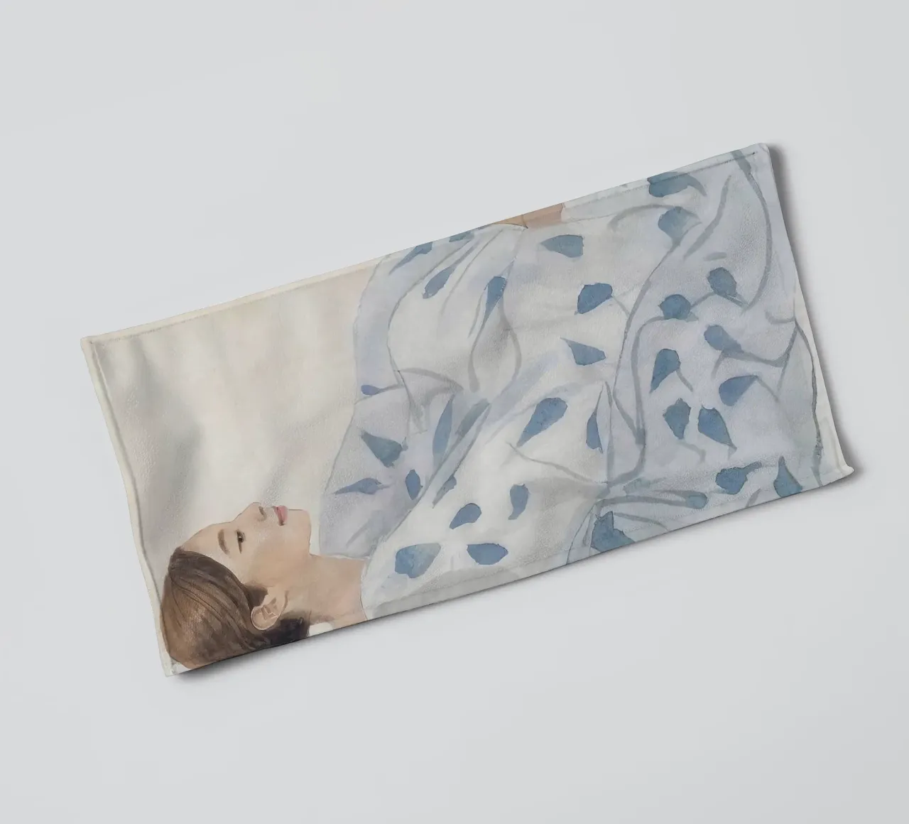 Frau in blauem Kleid sitzend Handtuch von Take Your Art BV