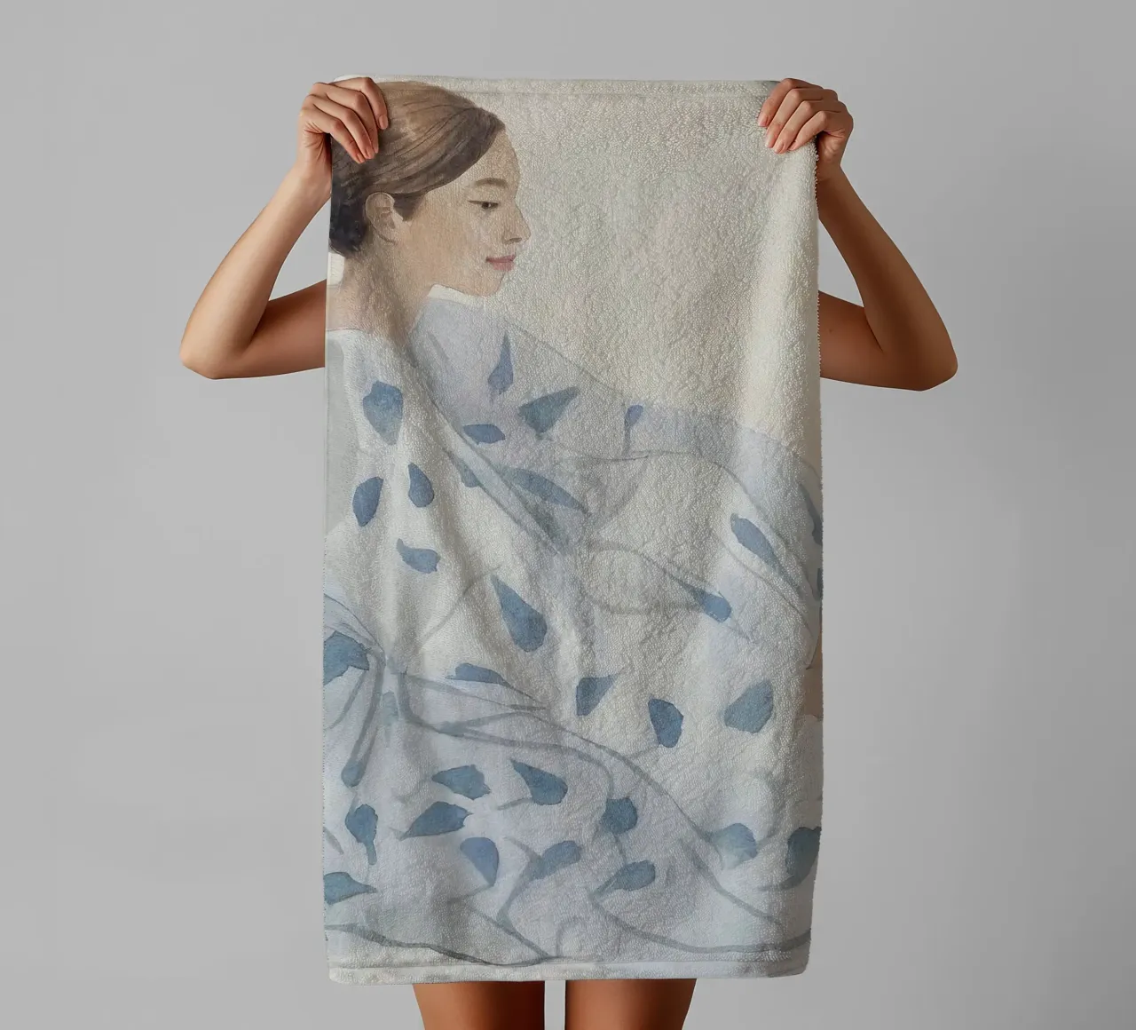Frau in blauem Kleid sitzend Handtuch von Take Your Art BV