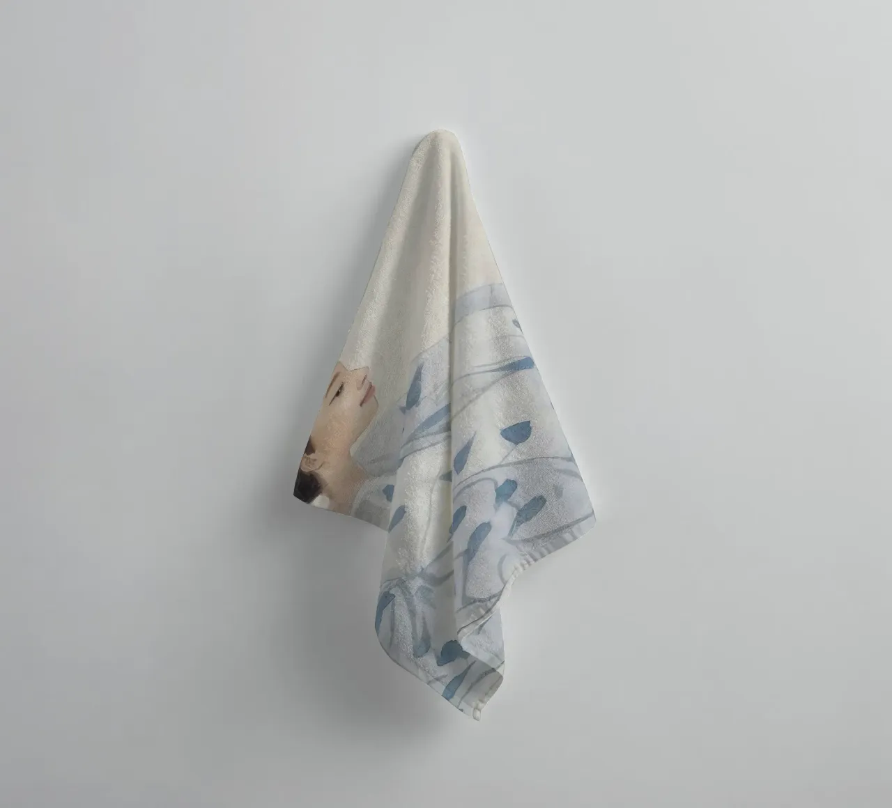 Frau in blauem Kleid sitzend Handtuch von Take Your Art BV