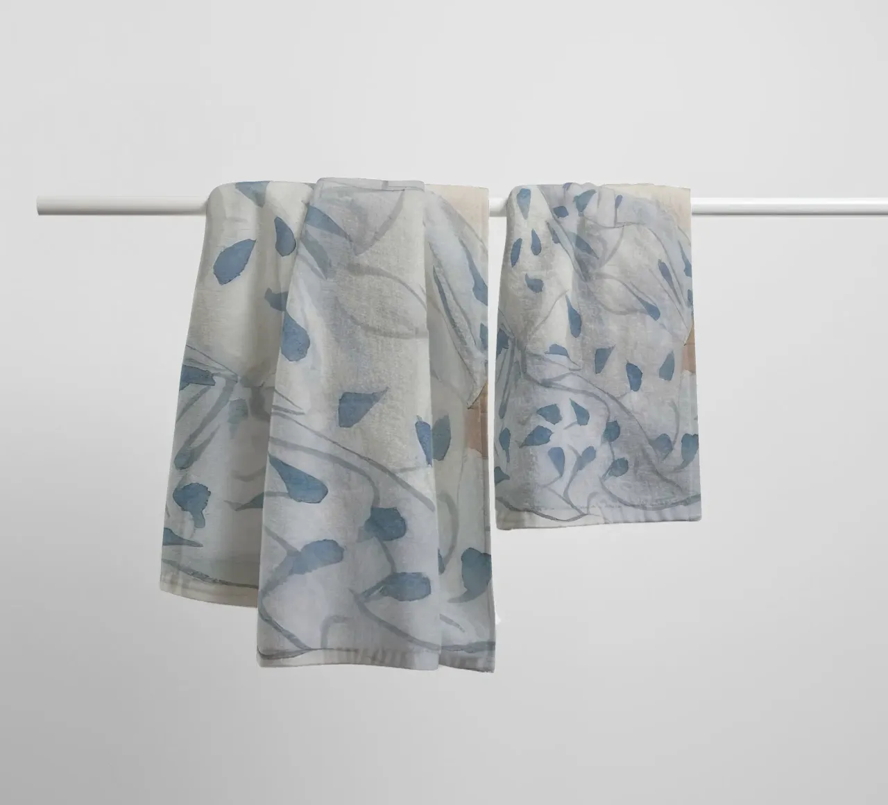 Frau in blauem Kleid sitzend Handtuch von Take Your Art BV
