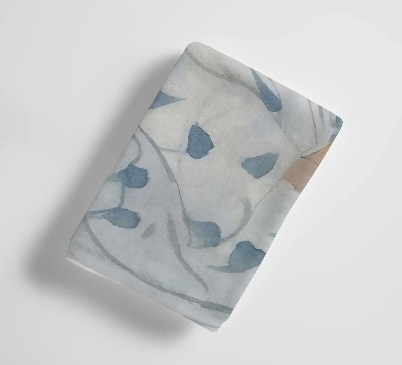Frau in blauem Kleid sitzend Handtuch von Take Your Art BV
