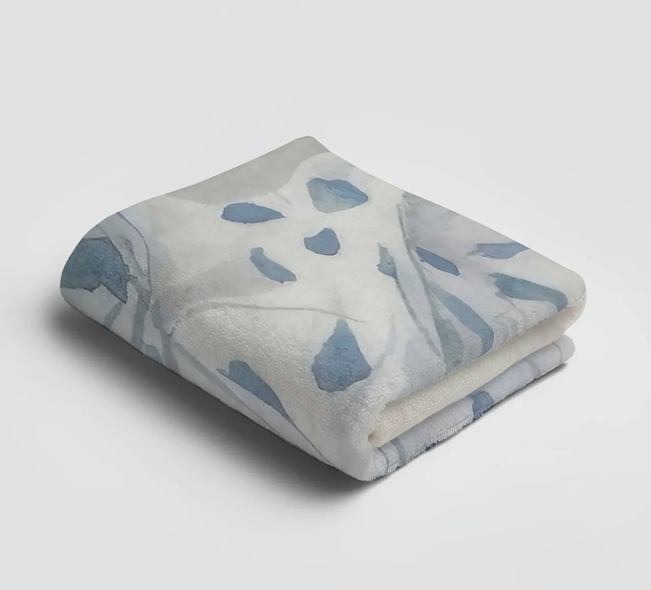 Frau in blauem Kleid sitzend Handtuch von Take Your Art BV