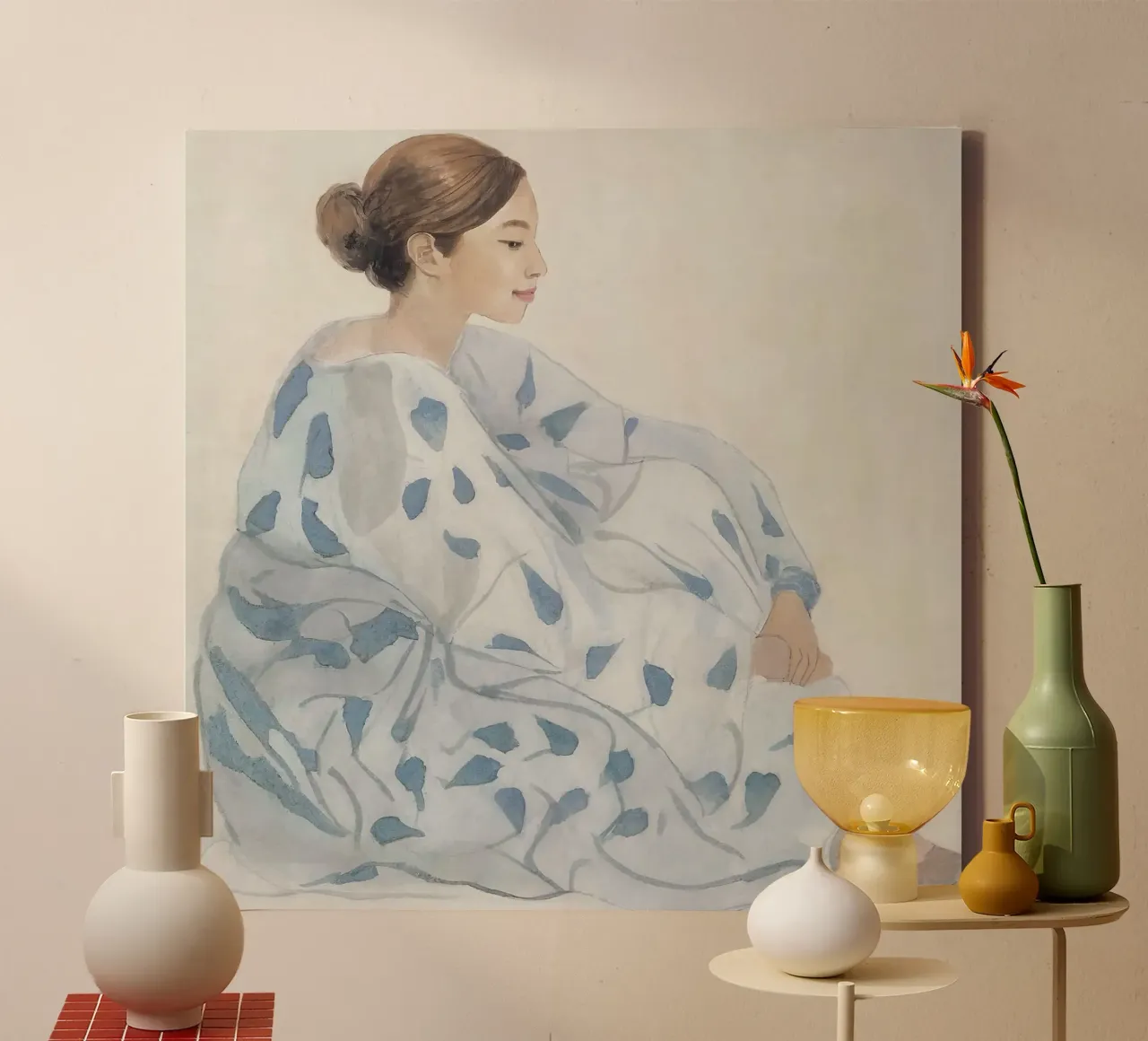 Mujer sentada con vestido azul lienzo con Marco flotante de Take Your Art BV