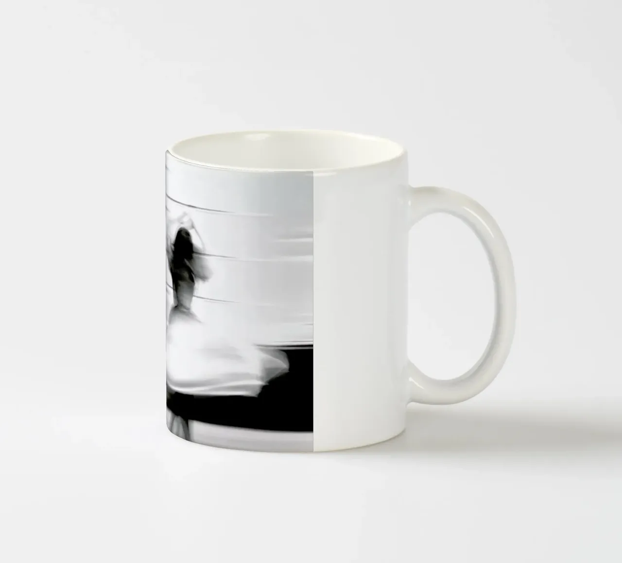 Monochrome rotation tazza in ceramica da Efacts Photography