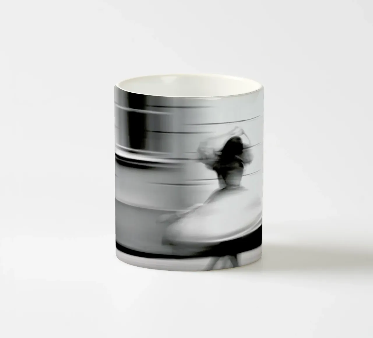 Monochrome rotation tazza in ceramica da Efacts Photography