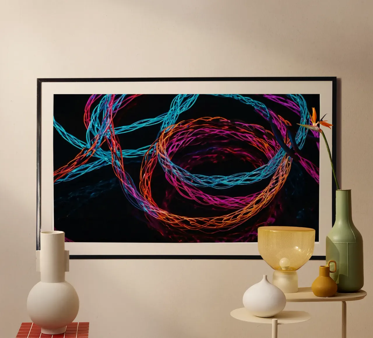 Luci decorative a LED colorate che si intrecciano nell'oscurità poster da DesignDoodle