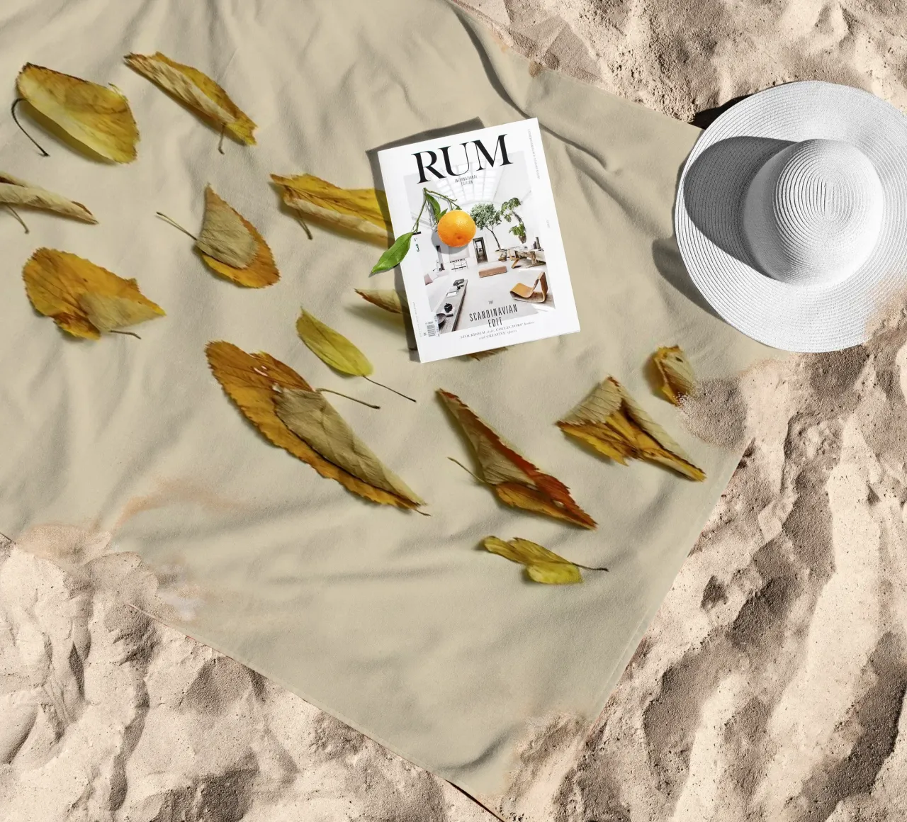COMPOSIZIONE FOGLIE VI strandhanddoek van Elena Veronese
