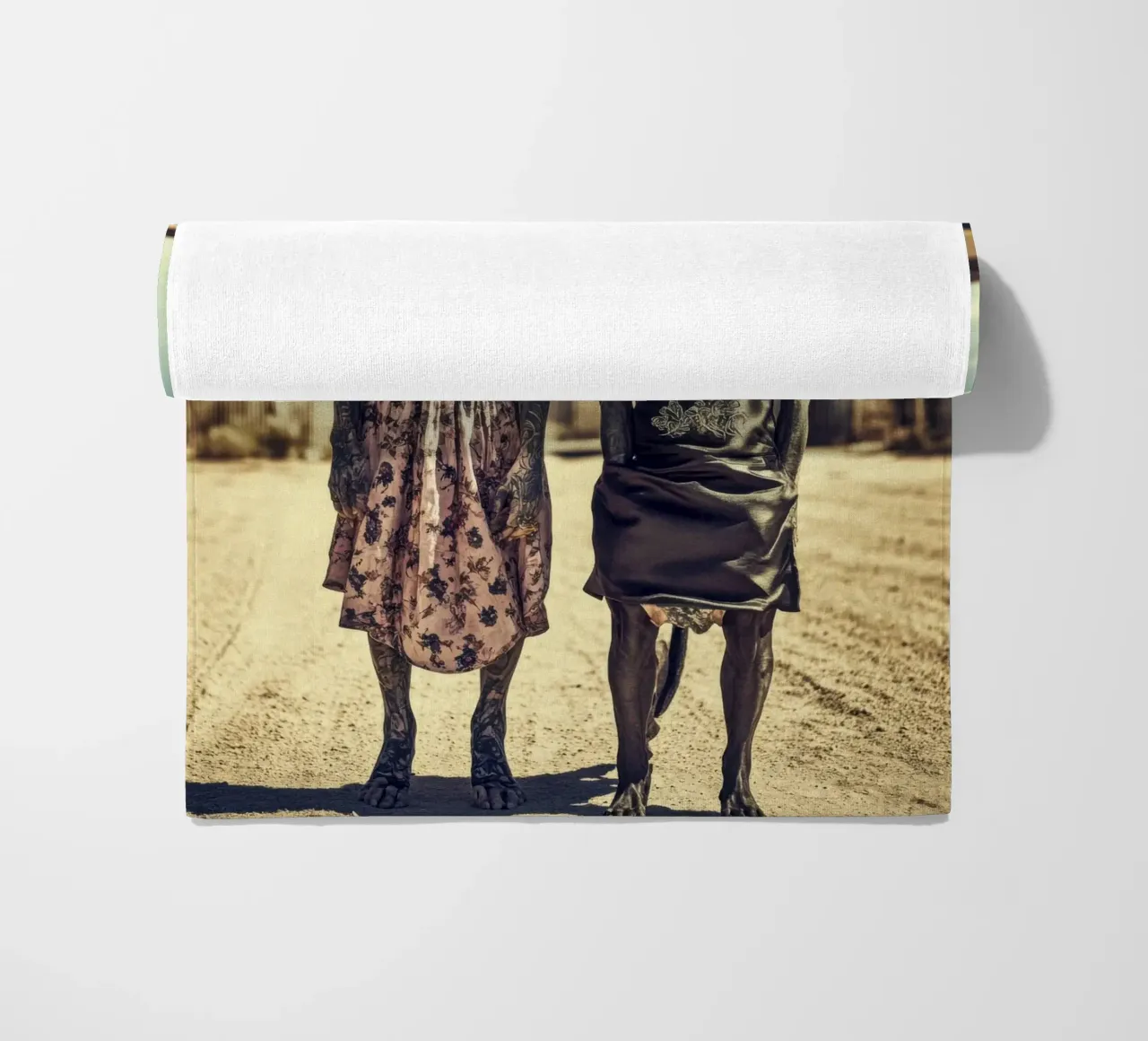 Bonnie & Clara, Las Vegas strandhanddoek van Affiches Chien Originales – Dogland