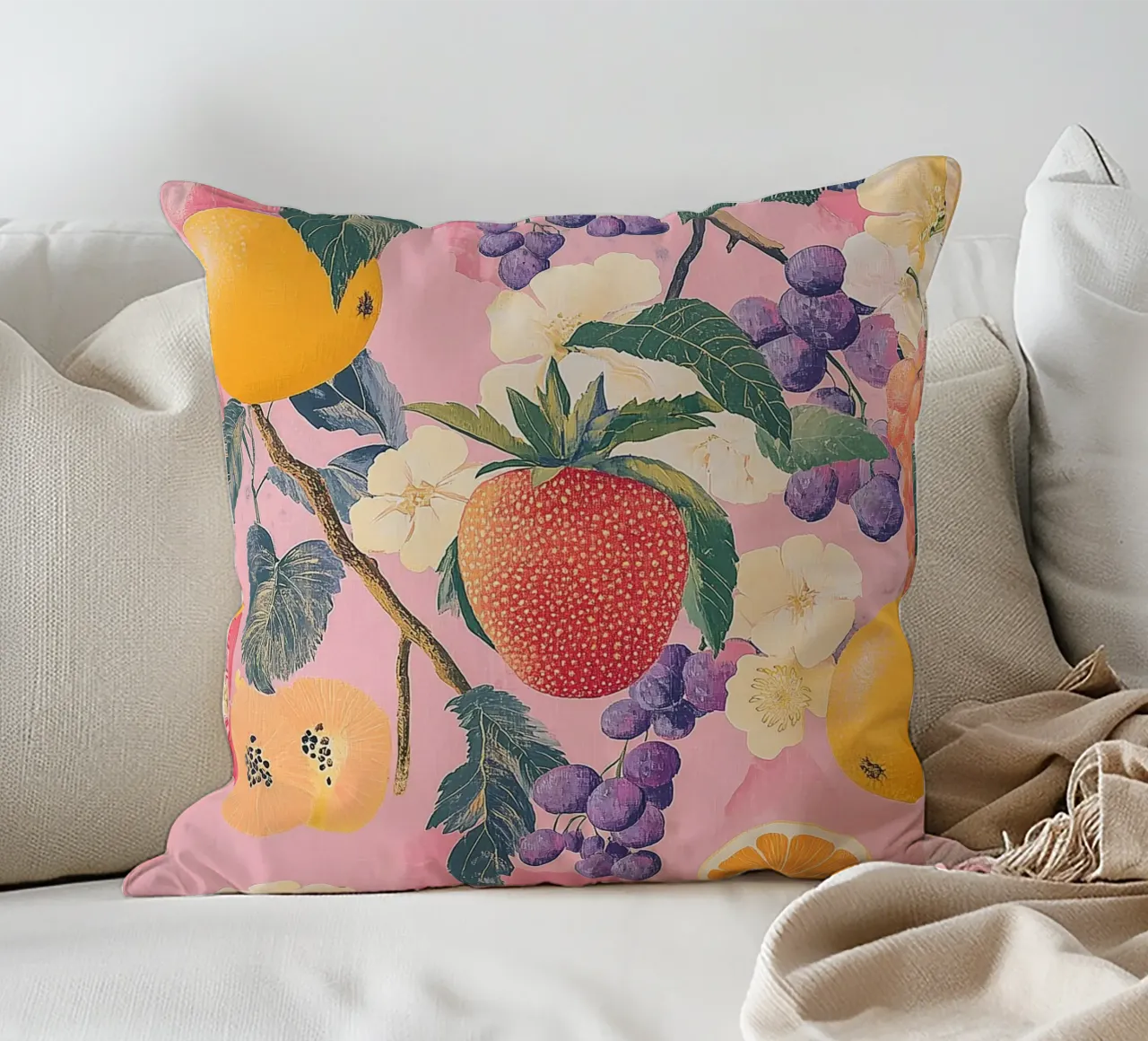 Amore di fragola con i fiori cuscino da Carinaprint