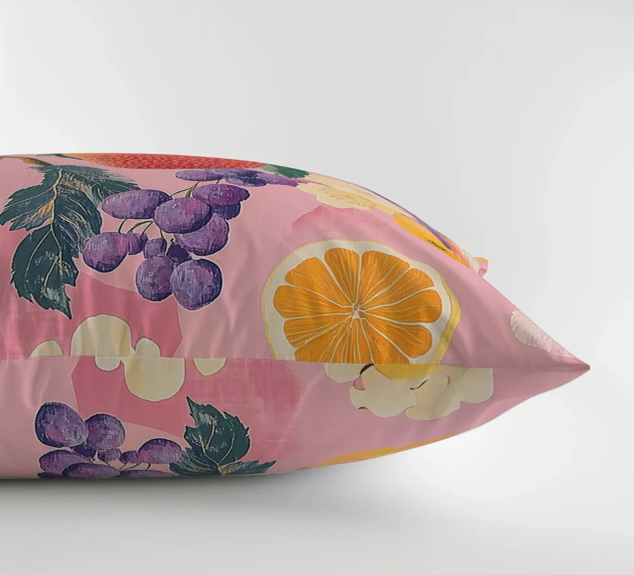 Amore di fragola con i fiori cuscino da Carinaprint